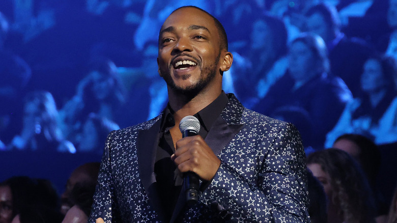 Anthony Mackie davanti alla folla