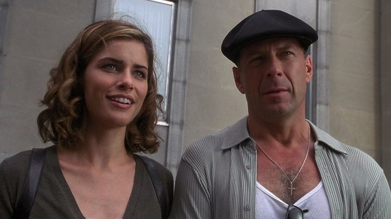 Amanda Peet isn't who she says she is in The Whole Nine Yards