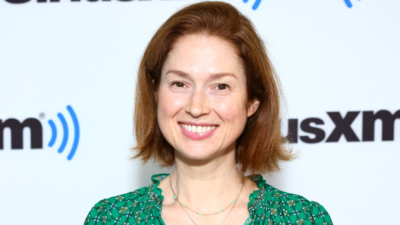 Ellie Kemper sonriendo en el evento SiriusXM