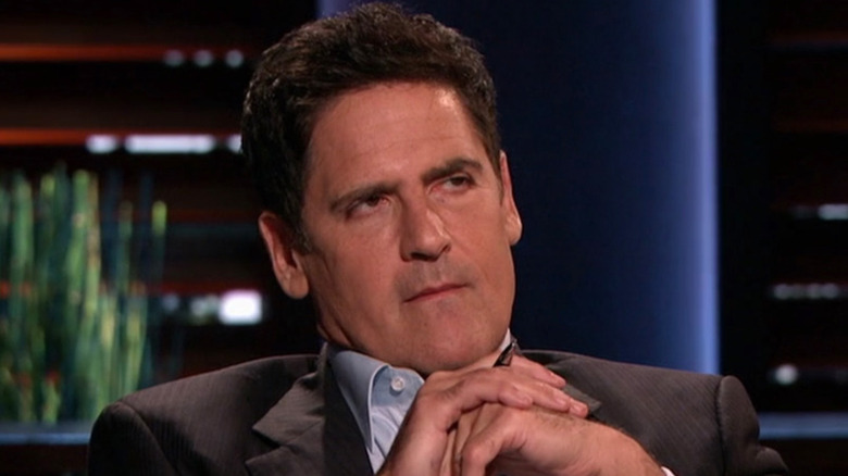 Mark Cuban listen to a pitch 