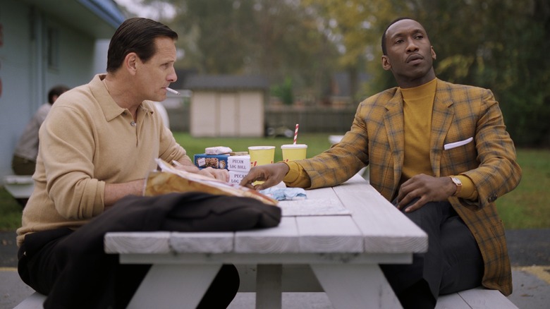Don Shirley and Tony Lip have a picnic lunch in "Green Book" (2019)