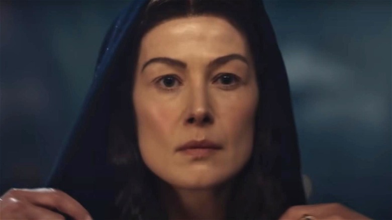 Moiraine wearing a cloak over her head in The Wheel of Time