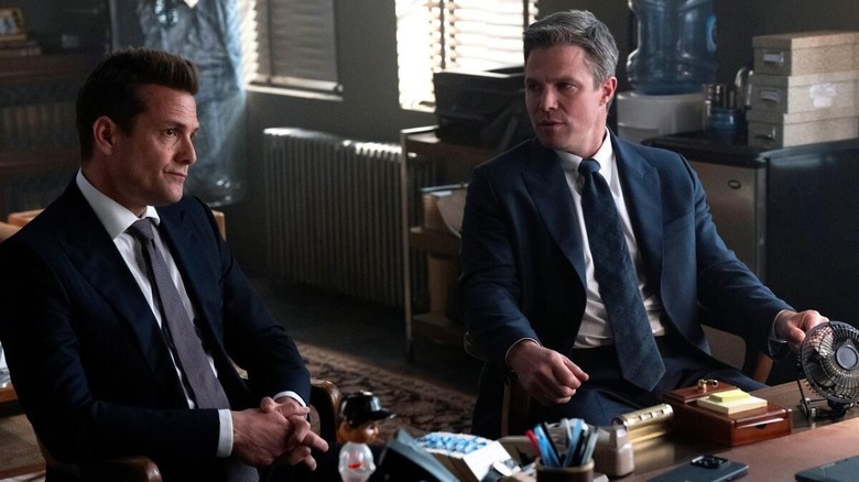 Harvey and Ted talking in "Suits: LA"