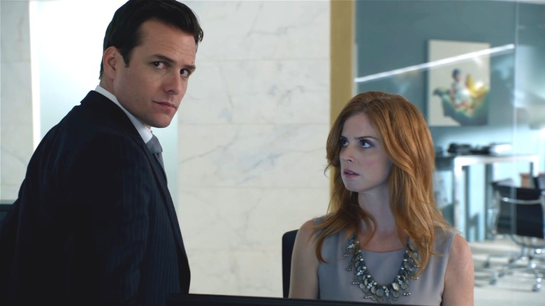 Harvey and Donna talking at her desk