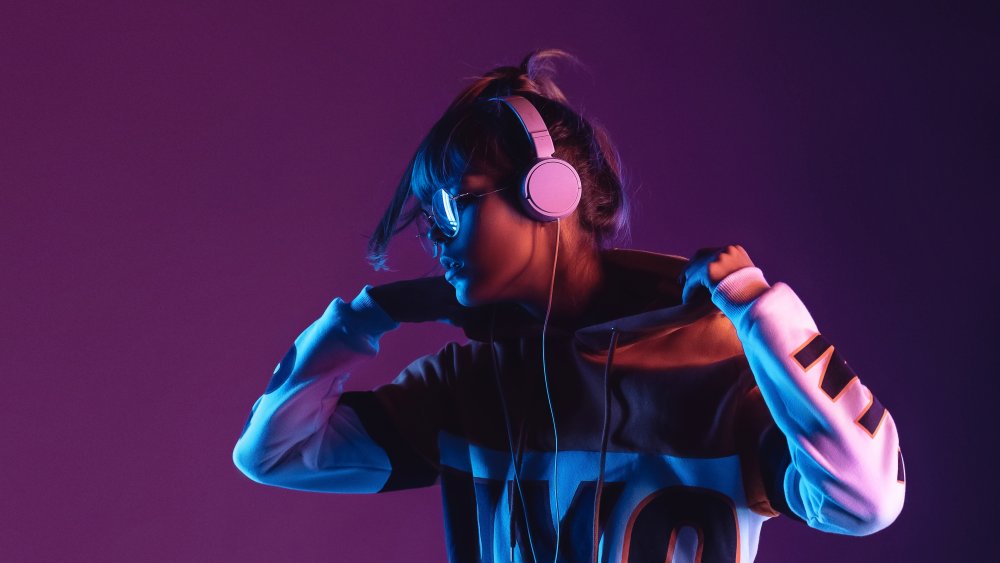 When You Wear Headphones All Day, This Is What Happens To Your Body