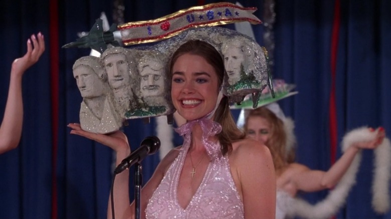 Becky Leeman in Drop Dead Gorgeous, wearing a sculpture of Mt. Rushmore on her head