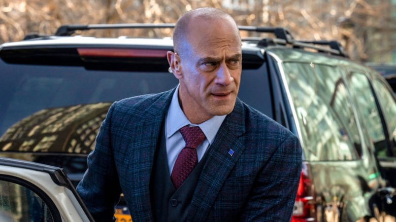 Elliot Stabler getting out of a car