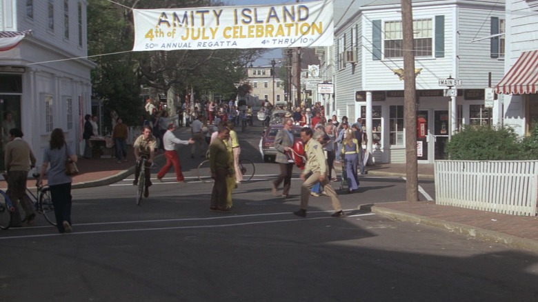 Brody crossing a busy street in "Jaws"