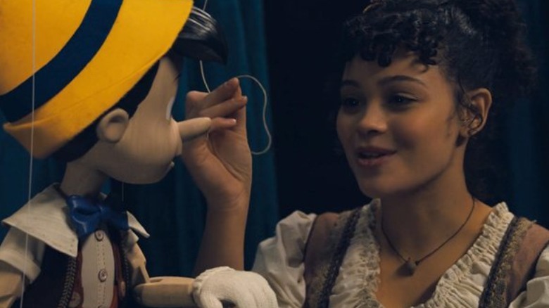 Fabiana talking to Pinocchio