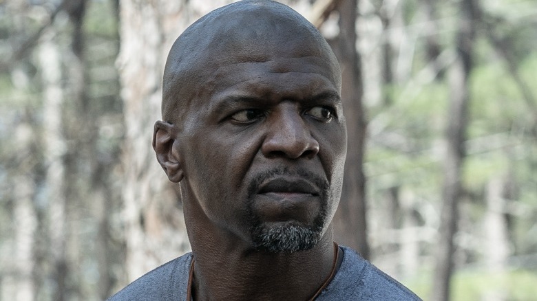   Terry Crews jako Joe rzucający okiem