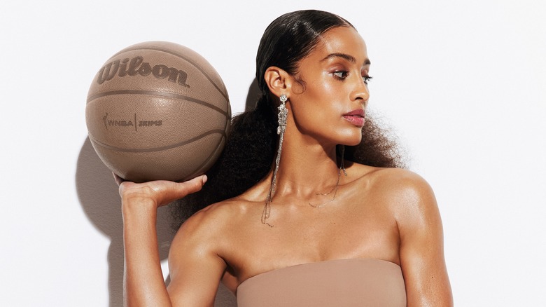 Skylar Diggins-Smith holding basketball