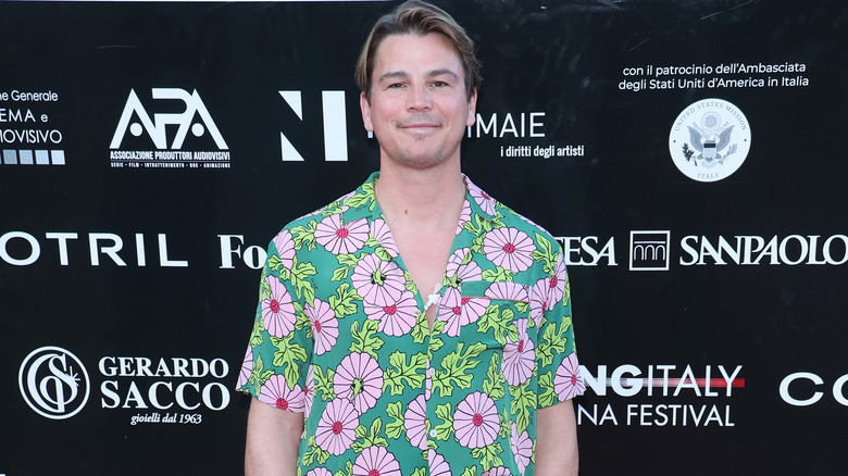 Josh Hartnett smiling on red carpet