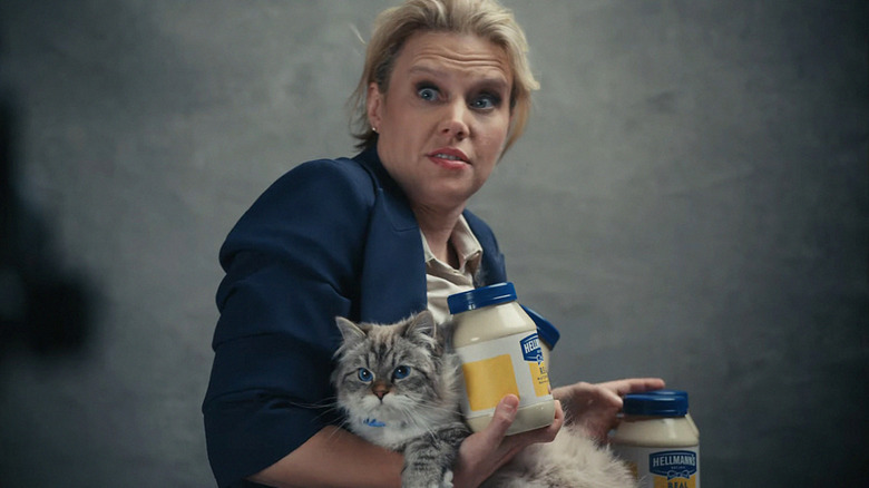 Kate McKinnon holding mayo cat