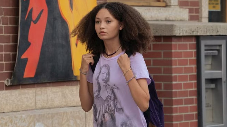 Sarah walking downtown in "The Last of Us"