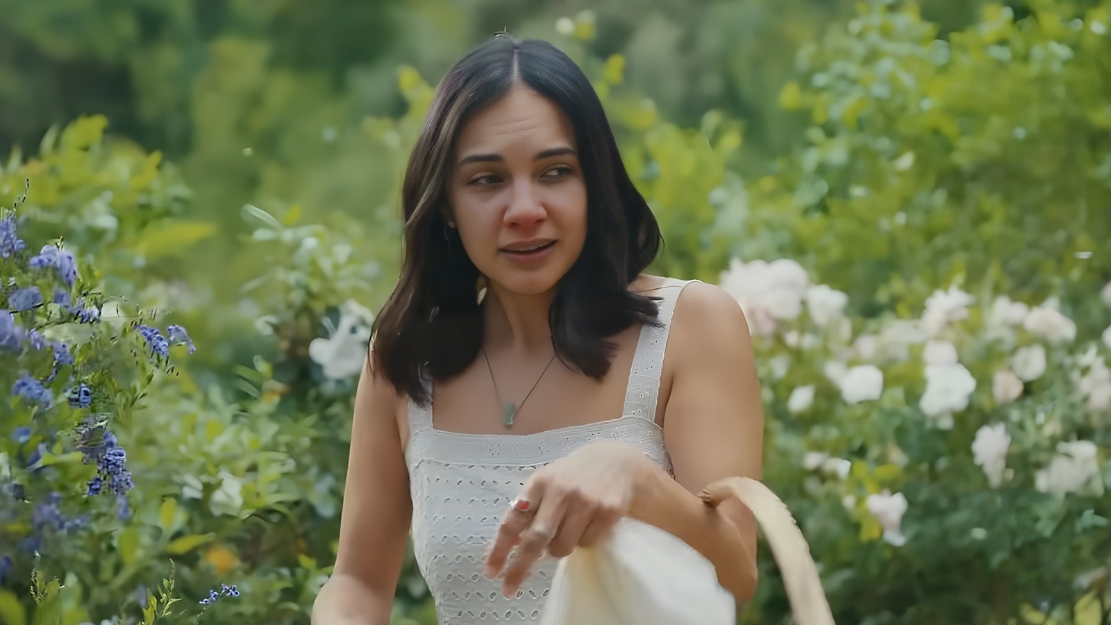 Who Plays The Woman With Allergies In The GEICO Commercial?