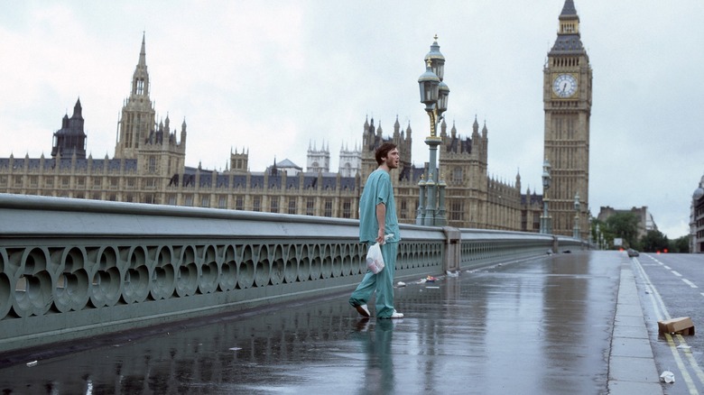 Jim looking for other survivors in 28 Days Later (2002)