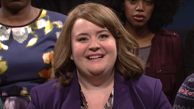 Aidy Bryant looking in confusion