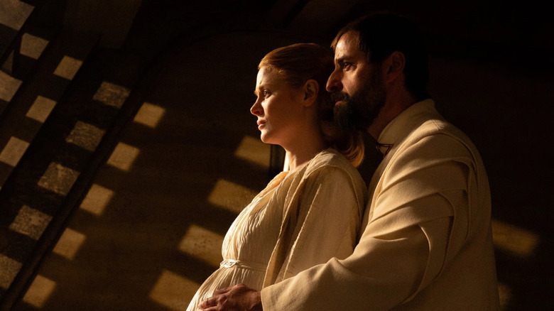 Alura and Zor-El looking solemn and wearing white in Supergirl