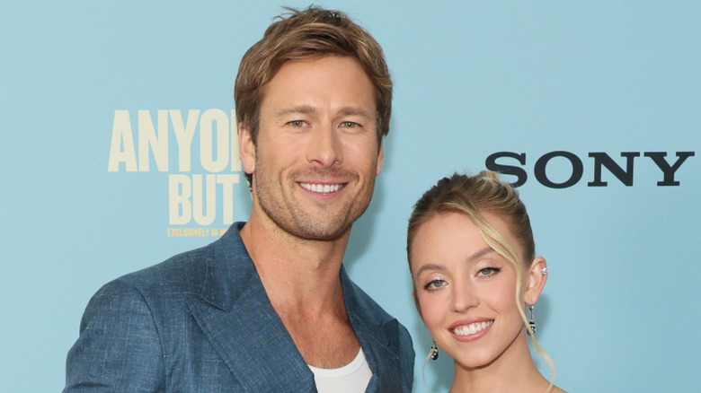 Glen Powell and Sydney Sweeney posing