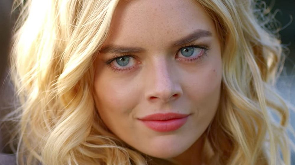 Samara Weaving as Bee in The Babysitter