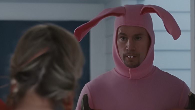 Jeff standing before Leigh in a pink rabbit costume in Roofman