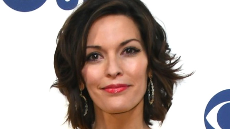 Alana De La Garza smiling