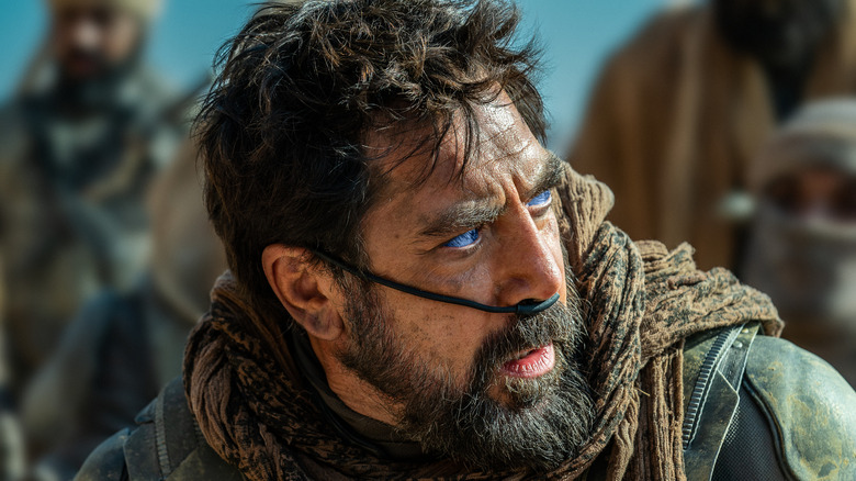 Stilgar looking left wearing filt-plugs in "Dune: Part Two" (2024)