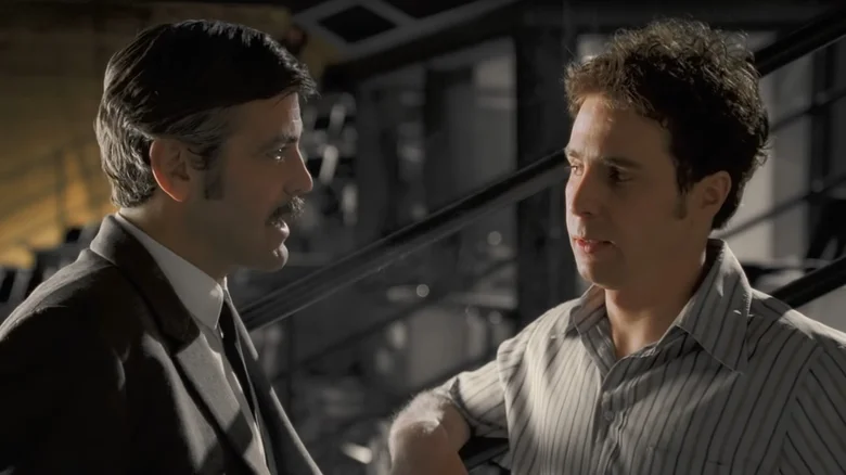 Por que George Clooney acha que dirigir é ‘mais divertido’ do que atuar: "Posso mandar" 1 George Clooney e Sam Rockwell em Confissões de Uma Mente Perigosa (Reprodução)