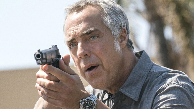 Harry Bosch aiming a gun 