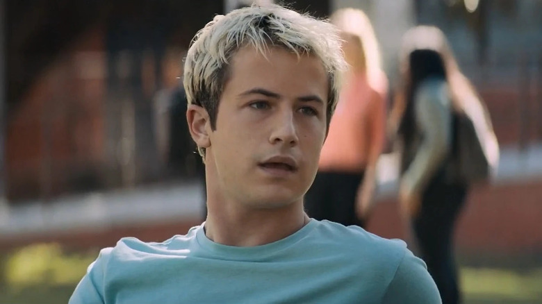 Wes Hicks with blonde hair and blue shirt on "Scream" (2022)