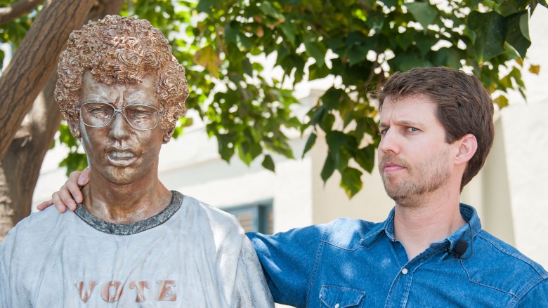 Jon Heder next to Napoleon Dynamite statue
