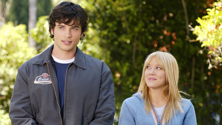 Charlie and Lorraine Baker walk outside in "Cheaper By The Dozen" (2003)