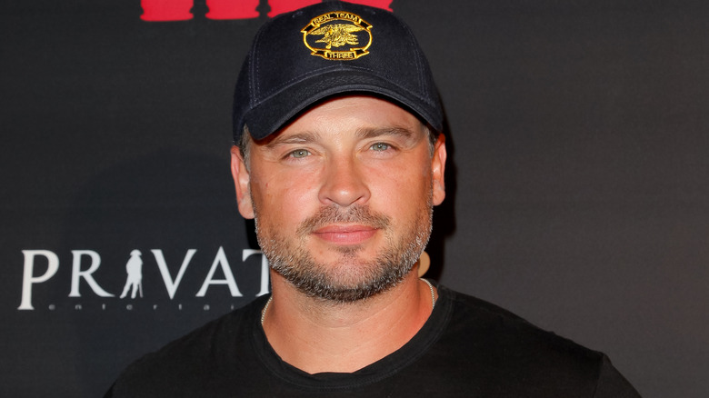 Tom Welling in baseball cap