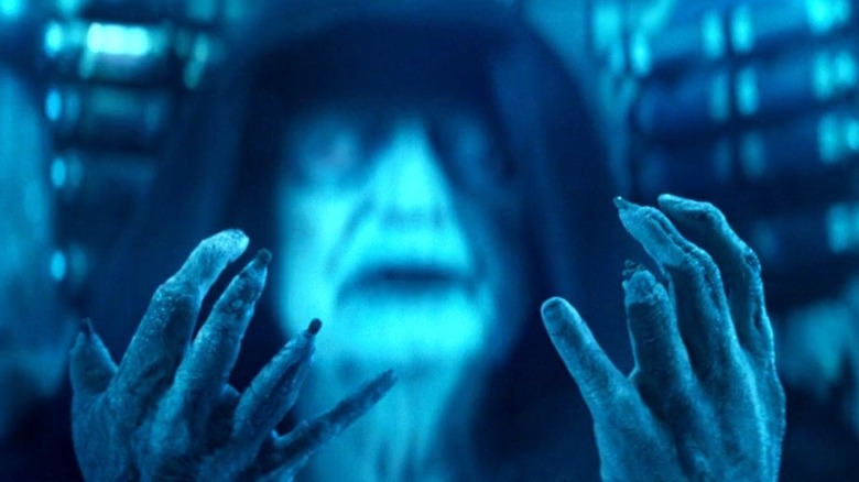 Palpatine regenerates his hands