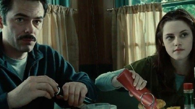 Charlie Swan eating with Bella