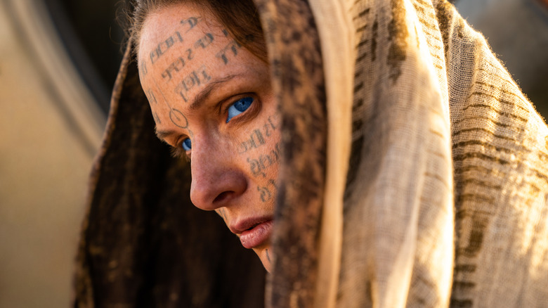 Jessica wearing a Fremen shawl