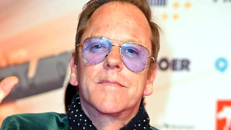 Kiefer Sutherland waving at photographers