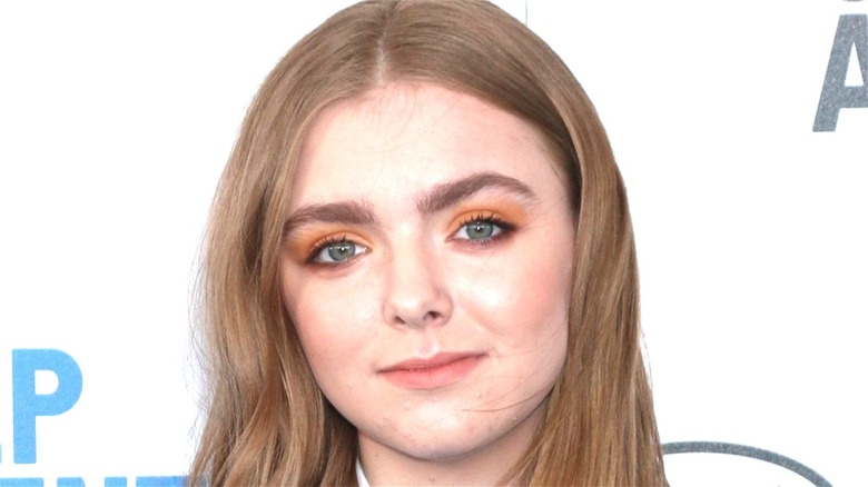 Elsie Fisher wearing orange eyeshadow 