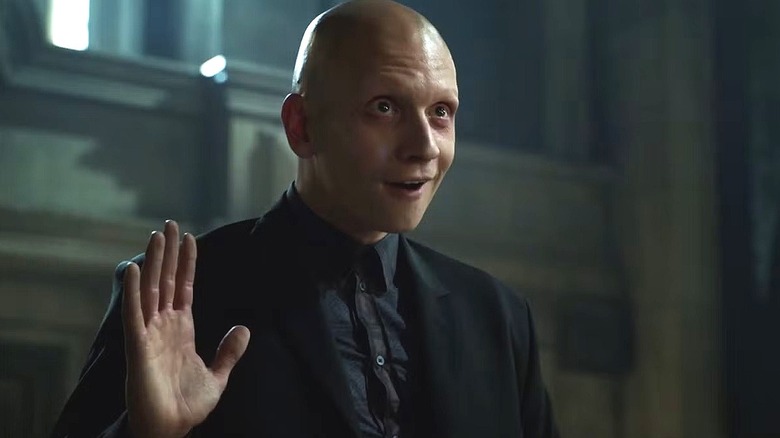 Victor Zsasz waving in a courtroom on Gotham (2014)