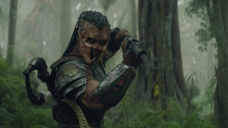 Dek preparing to charge into battle in Predator: Badlands (2025)