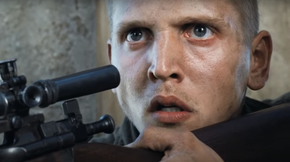 Barry Pepper aiming sniper rifle