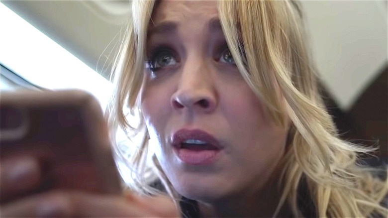 Kayley Cuoco texting in The Flight Attendant