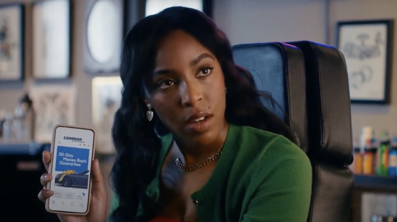 Jessica Williams holding phone