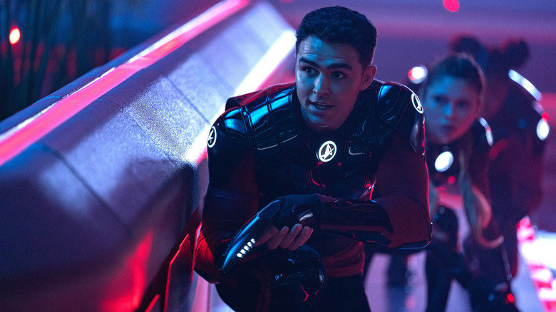 Darem Reym ducking for cover in Star Trek: Starfleet Academy