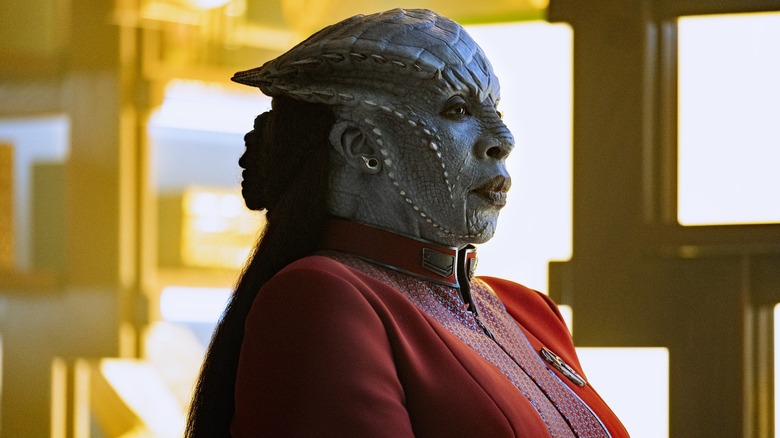 Lura Thok staring to the side in Star Trek: Starfleet Academy