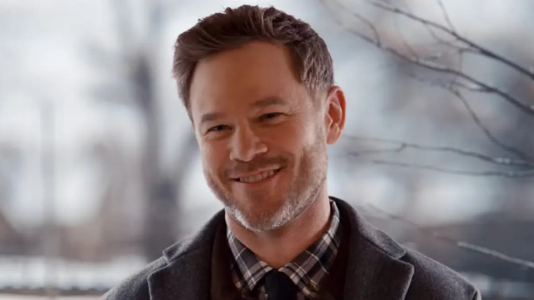 Gil smiling while standing outside in "Ginny & Georgia" (2025)