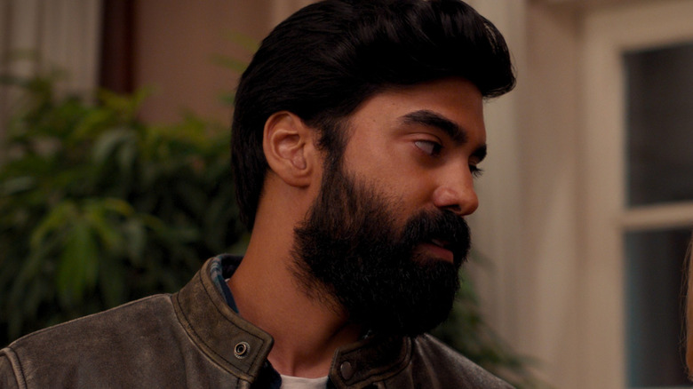 Joe looks at Georgia with bemusement on "Ginny & Georgia" (2021-2025)