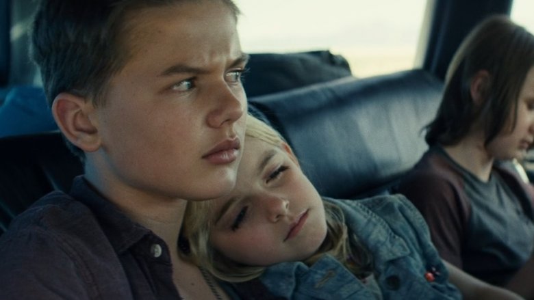 Hays Wellford, Mckenna Grace, and Garrett Wareing in Independence Day: Resurgence (2016)