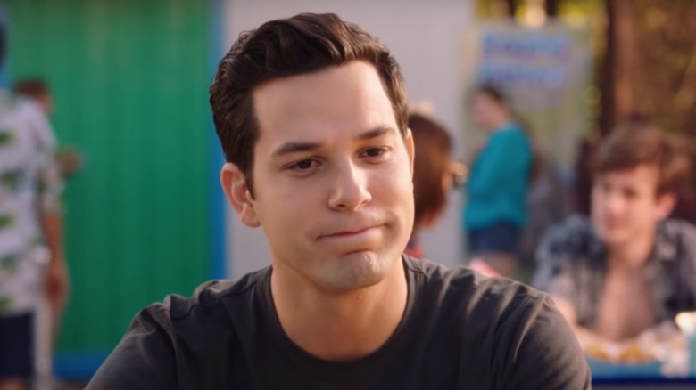 Skylar Astin Greg