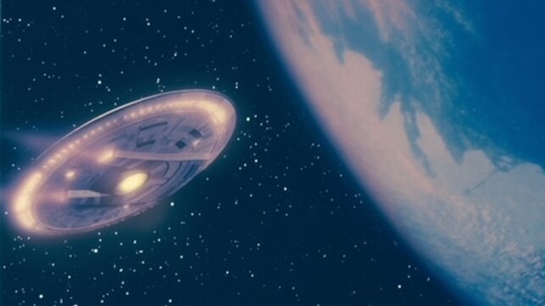 Spaceship approaches Earth